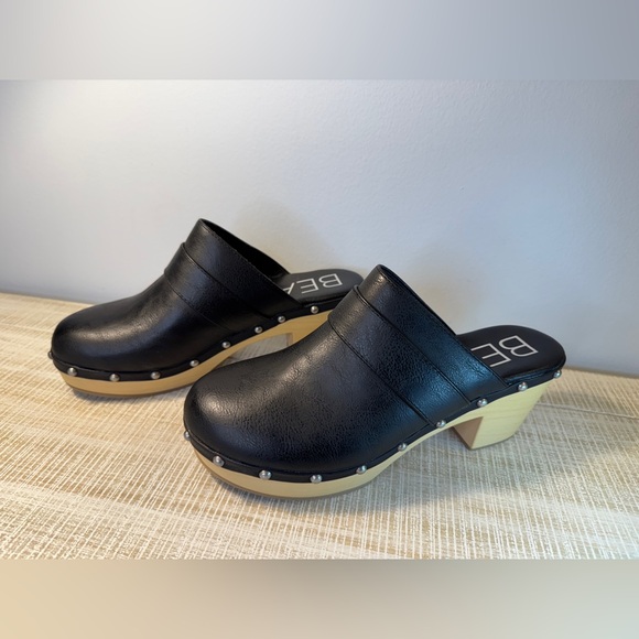 Beach by Matisse Black Clogs with Silver Studs Tan Bottom Size 9 - Picture 6 of 13